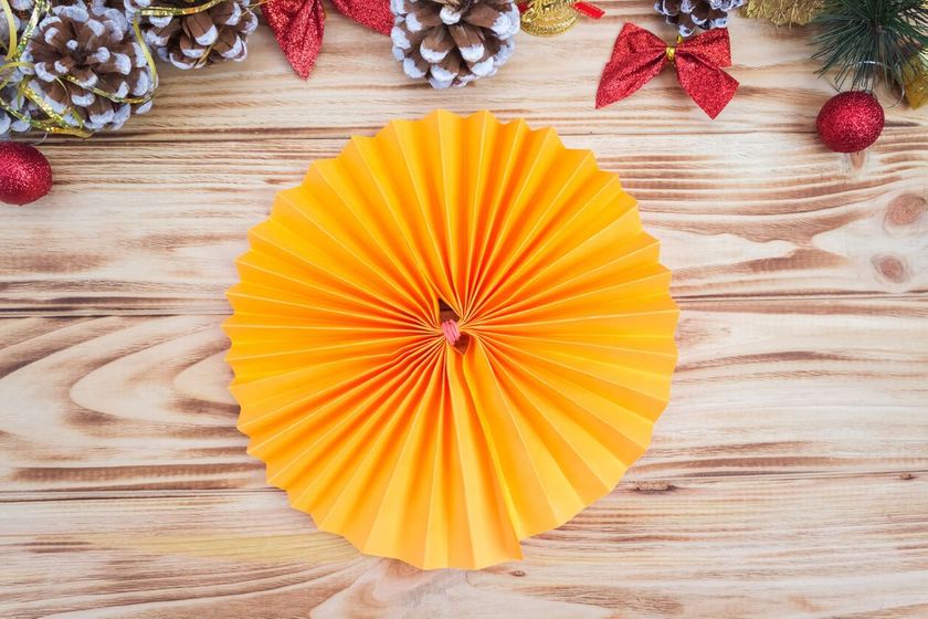 Create a paper fan decoration - Step 3