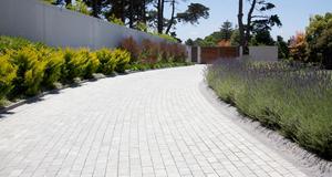 block paving driveway with planting.jpg
